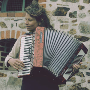Annabelle la musicienne de la comédie musicanimale joue de l'accordéon