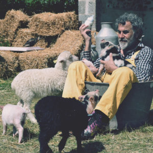 Le fermier tiligolo donne le biberon aux bébés animaux